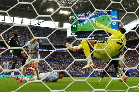براعة فائقة.. العويس رجلا لمباراة السعودية وأوروجواي في كأس العالم